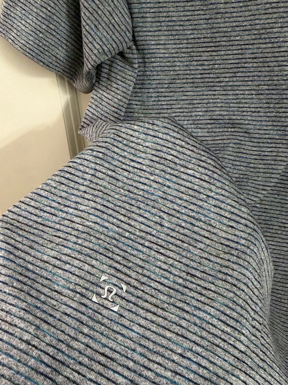 Lululemon Men’s Active Striped Tee in Gray, Size Small - Picture 8 of 11